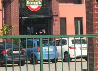 Георги Самуилов е на базата в Коматево, снима се с деца от школата! (СНИМКА)