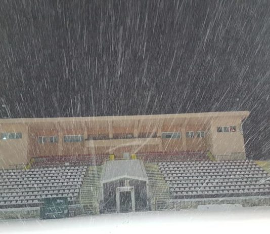 Рискува се здравето и живота на стотици юноши, защото никой не помисли!