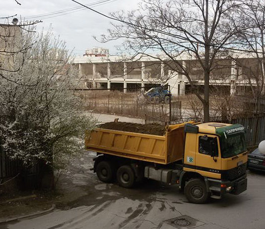 Върви почистването и зад Южната трибуна на Колежа СНИМКА