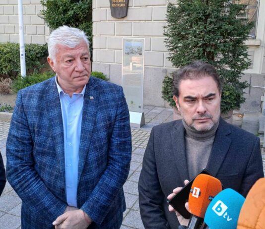 Фенове на Локо Пд се събраха пред общината, кметът заяви, че може да изтегли предложението за Колежа